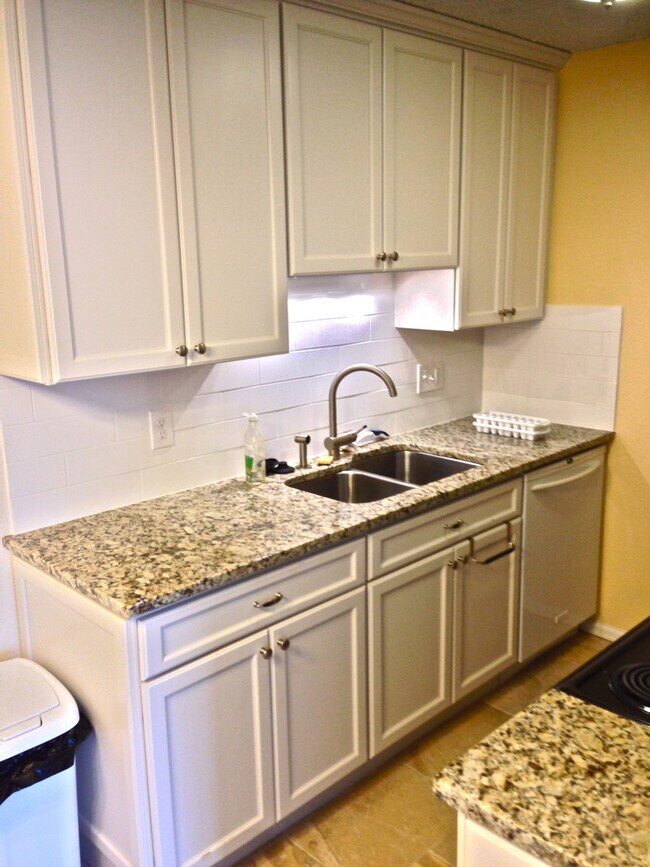 Building Photo - Charming Updated One Bedroom Apartment In North Boulder!