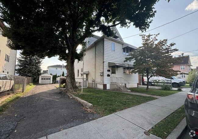 Building Photo - 302 Wallington Ave
