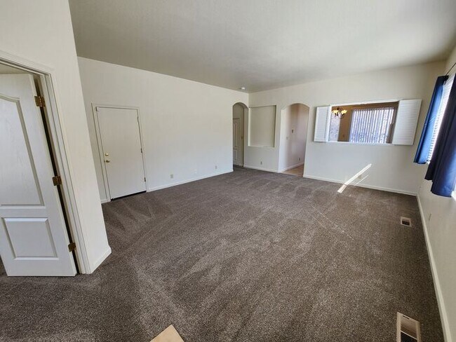 Building Photo - Stunning 3-Bedroom Home in Desirable North...
