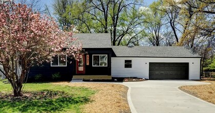 Building Photo - 507 NW Holly Ln