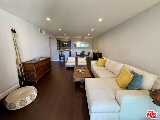 Building Photo - 8530 Holloway Dr