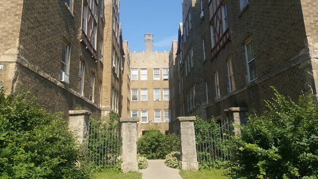 Foto del edificio - 6321 N Mozart St
