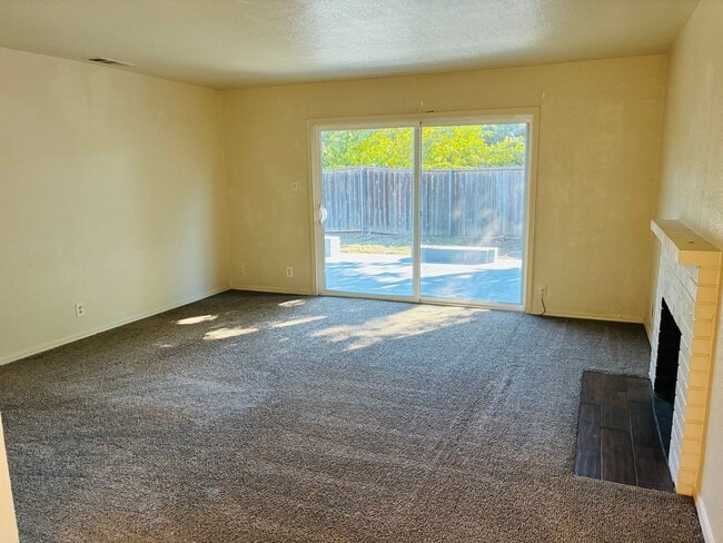 Building Photo - 625 Arthur Dr