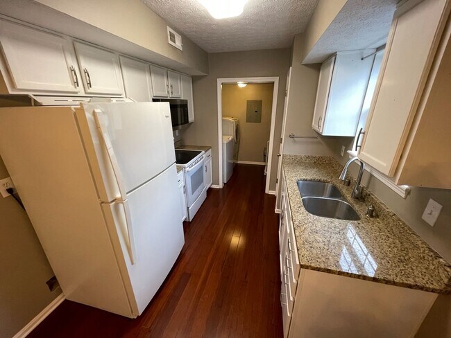 Foto del edificio - Updated East End Condo For Rent! So Nice