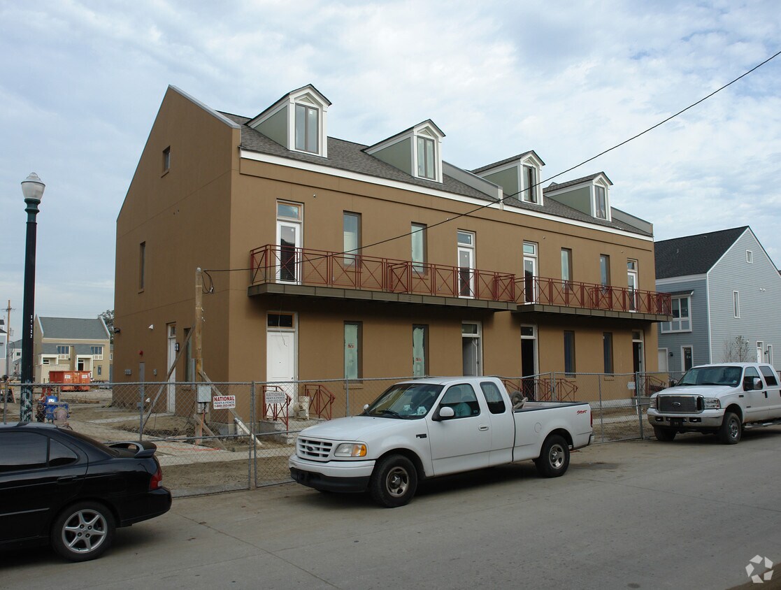 Foto del edificio - 2011 Rousseau St