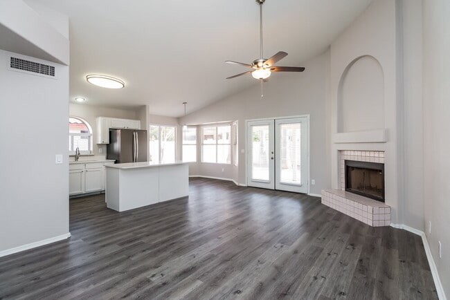 Foto del edificio - 4243 E Balsam Ave