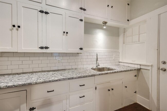 Building Photo - 2611 N Shartel Ave