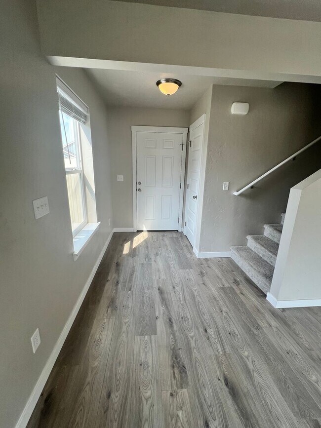 Building Photo - Beautiful 3BD/2.5 BA in desirable Nampa ne...
