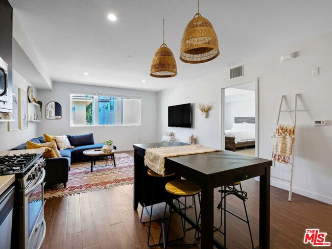 Foto del edificio - 5825 Camerford Ave