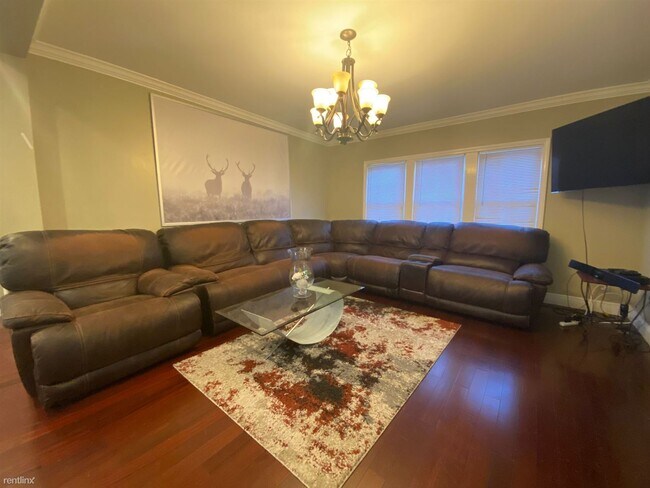 Foto del edificio - 6 br, 3.5 bath House - 561 Central Ave