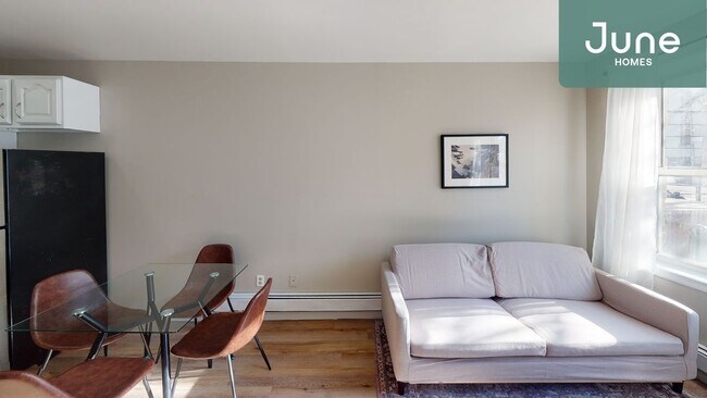 Building Photo - ROOM ONLY in 4-bed/3.0-bath Home