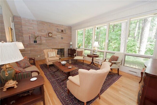 Building Photo - 653 Loridan Cir NE