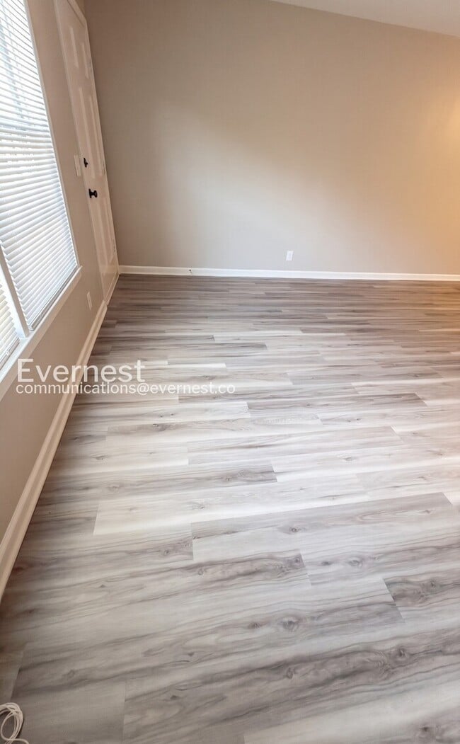 Building Photo - 483 Ellenwood Dr