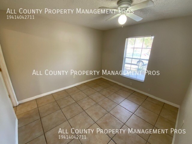 Building Photo - Near SRQ and Colleges/Pet Friendly/Great L...