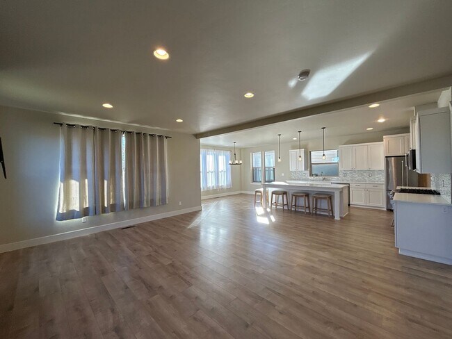 Building Photo - Beautiful 3 Bedroom Home in Tuscany Pines