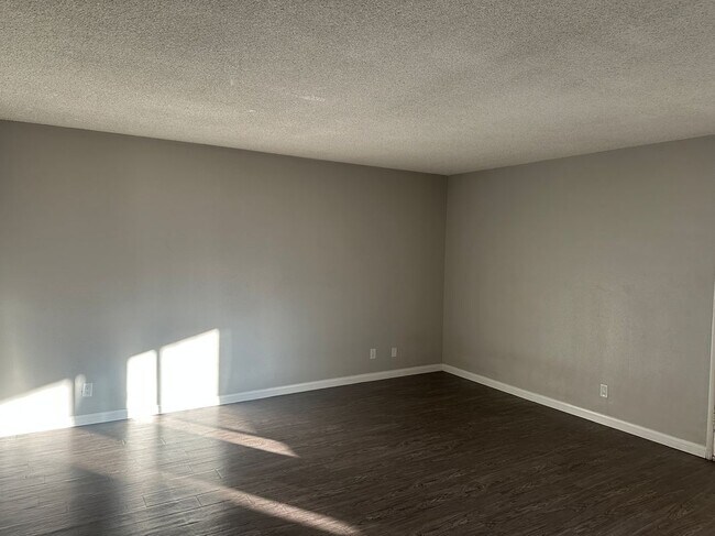 Foto del edificio - 5840 Hazeltine Ave