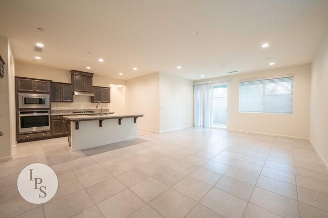 Building Photo - 1457 Las Rosas Ave