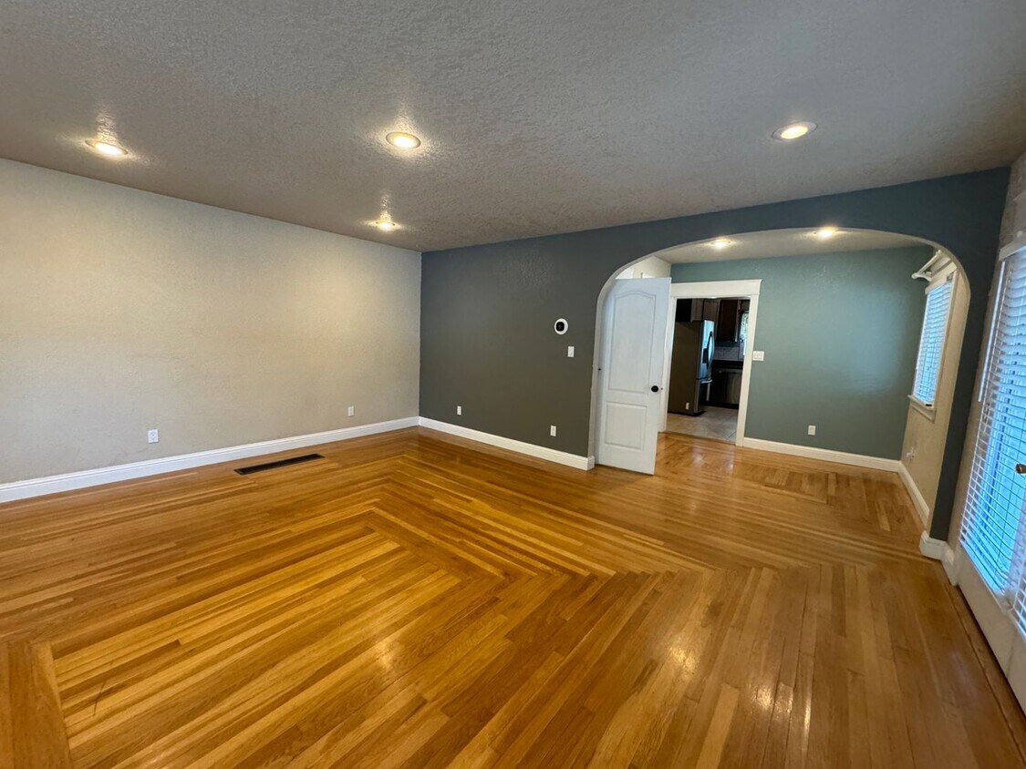 Foto principal - 3 bed 2.5 bath near Pacific Terrace