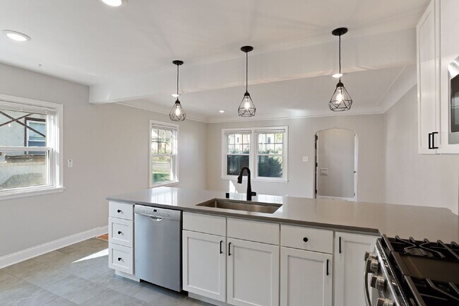 Foto del edificio - Spacious 4BR/2BA Duplex — Available August...