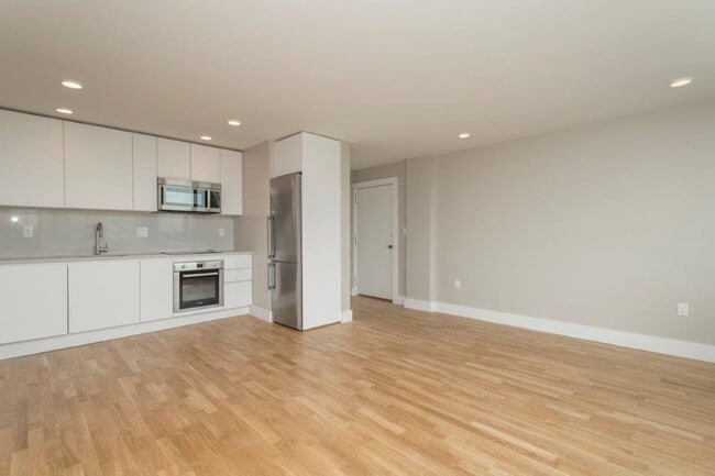 Building Photo - Cambridge 2bed / 1bath available now - No Broker Fee