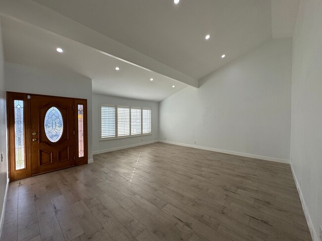 Building Photo - 4 bed 2 bath single house for lease in Chi...