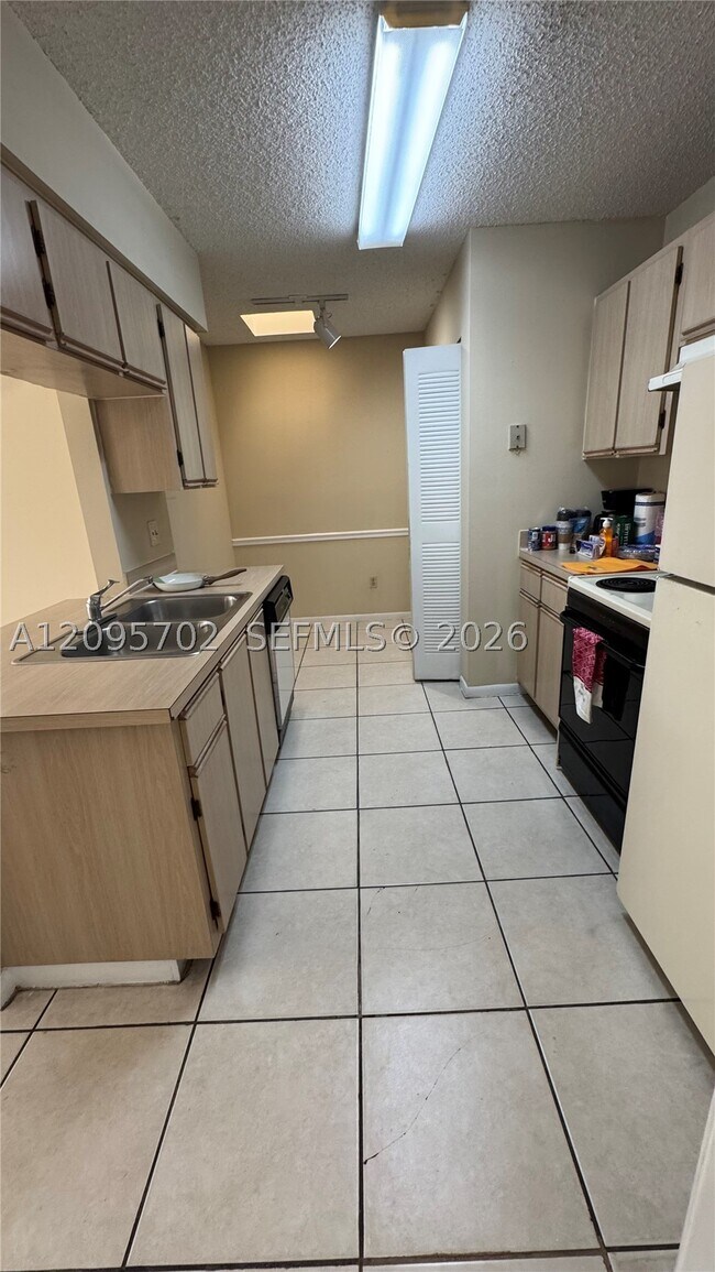 Foto del edificio - 18348 NW 68th Ave