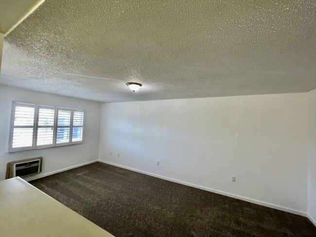 Building Photo - Discover a refreshed 2-bedroom, 2-bathroom...