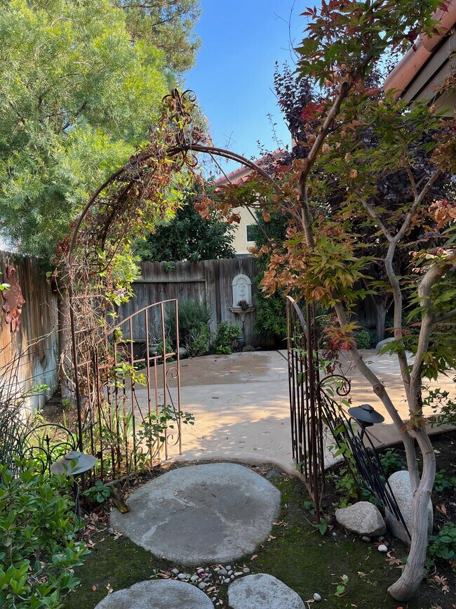 Building Photo - 8606 Fairfield Dr