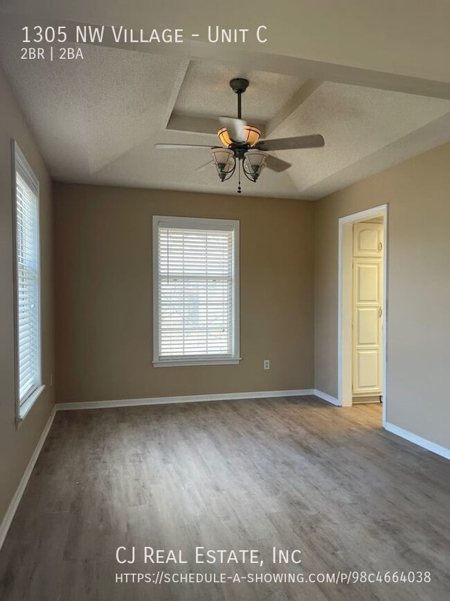 Building Photo - 1305 NW Village-Unit C