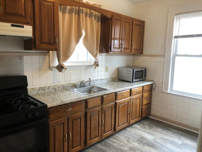 Kitchen - 414 Belgrove Dr