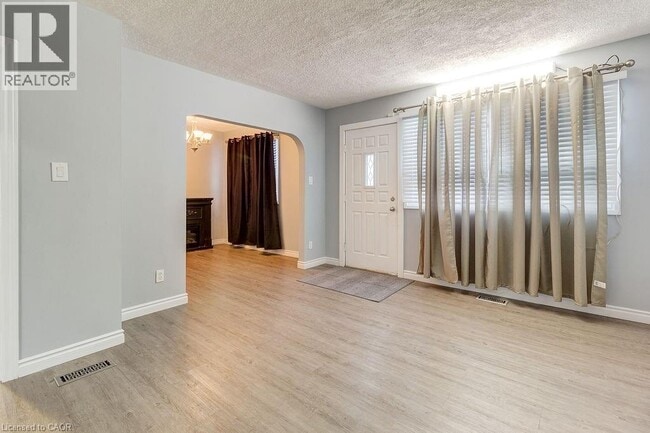 Building Photo - 687 Britannia Ave