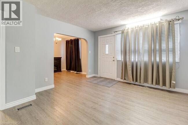 Photo du bâtiment - 687 Britannia Ave