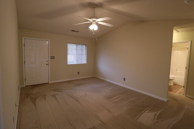 Foto del edificio - 2655 Stratford Lake Rd