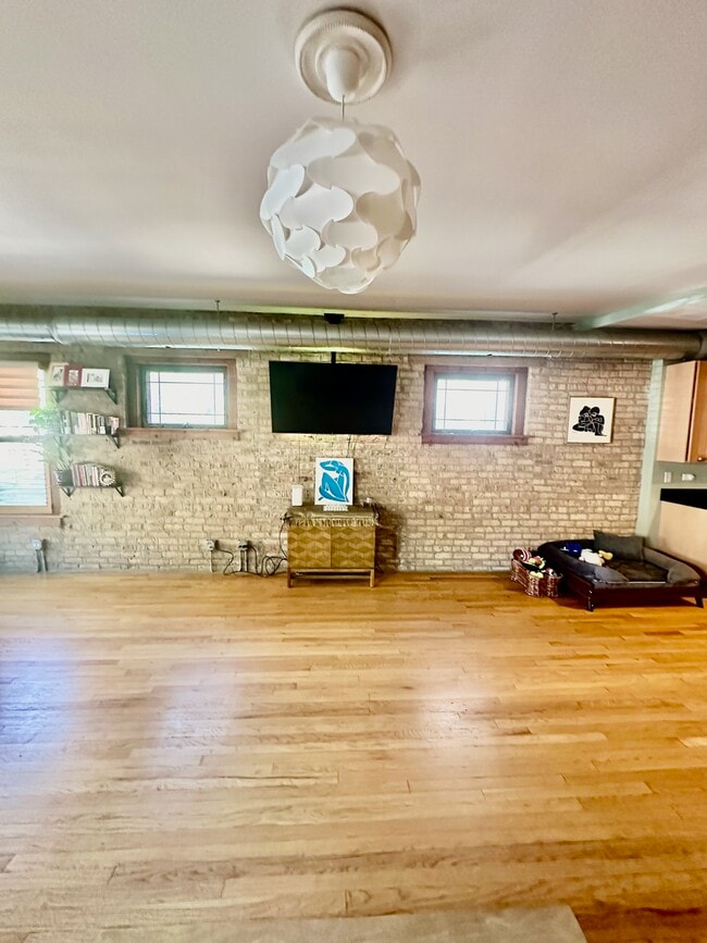 Building Photo - 7017 N Greenview Ave