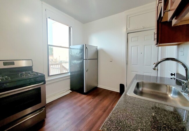 Building Photo - 264 W 26th St