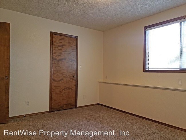 Building Photo - 2 br, 1.5 bath House - 877 N Gossett Place