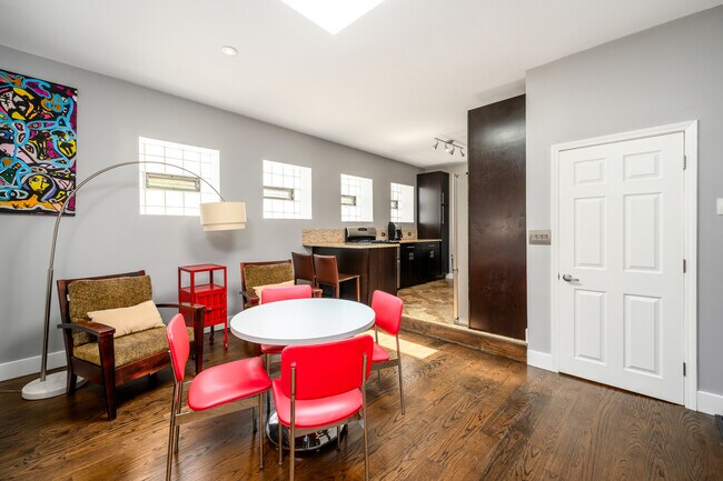 Foto del edificio - 1646 W Blackhawk St