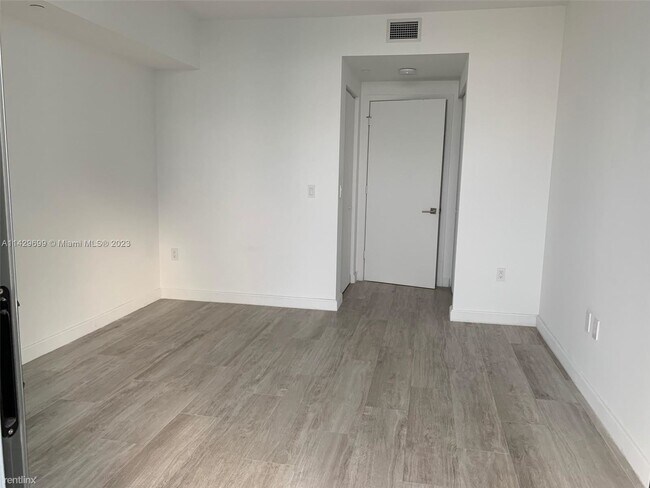 Foto del edificio - 1 br, 1.5 bath Condo - 45 SW 9th St Apt 4009