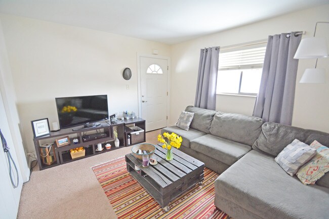 Foto del edificio - Upper unit of 3-Plex. Hardwood and New Carpet
