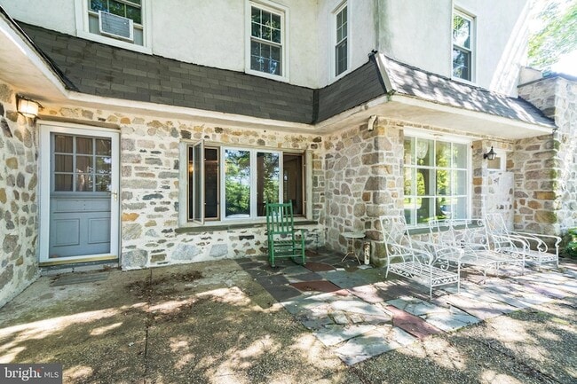 Building Photo - 800-2-802 E Cathedral Rd