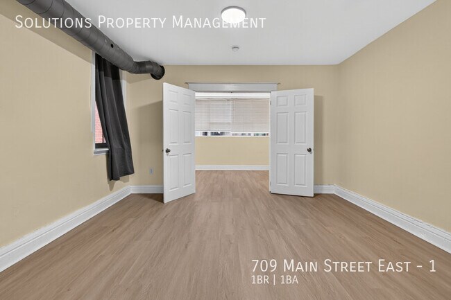 Building Photo - Large and Bright 1 Bedroom Apartment