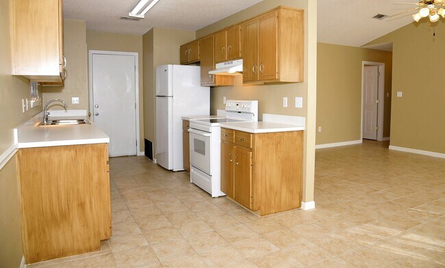 Building Photo - Charming 3 bedroom 2 bath home