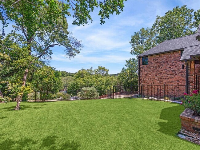 Foto del edificio - 3911 Dry Creek Dr