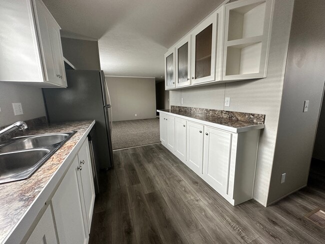 Building Photo - 555 Delaware