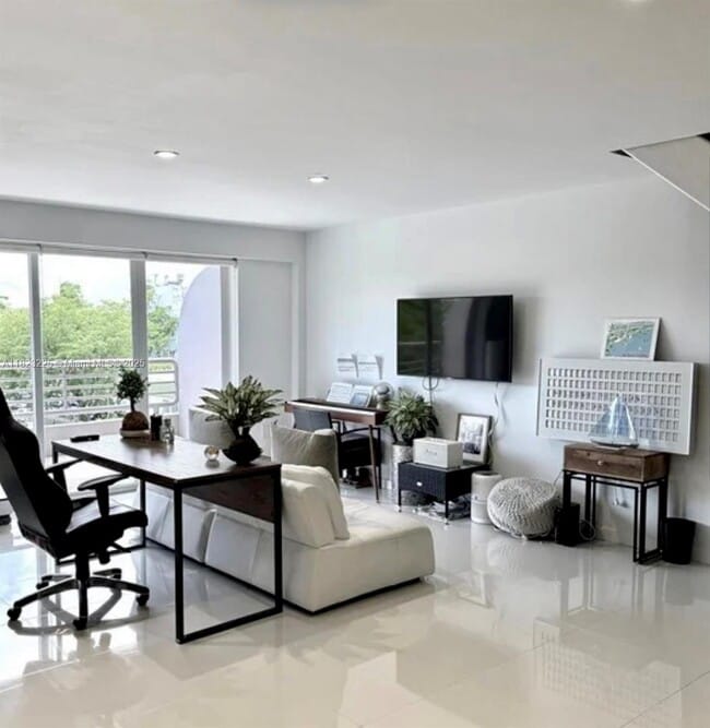 Building Photo - 3121 Commodore Plz
