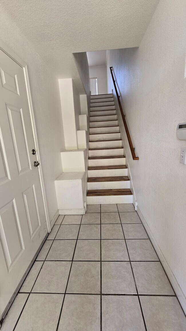 Escaleras al piso principal - 4465 E Paradise Village Pkwy S APT 1129