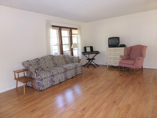 Building Photo - 518 Country Ln