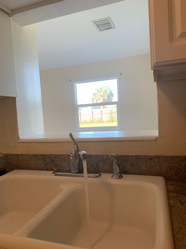 Building Photo - All Tile floors Pet friendly  3 bedroom 2 ...