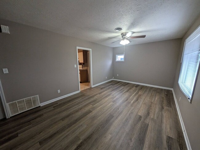 Building Photo - Cute 3 bedroom in Eastmont