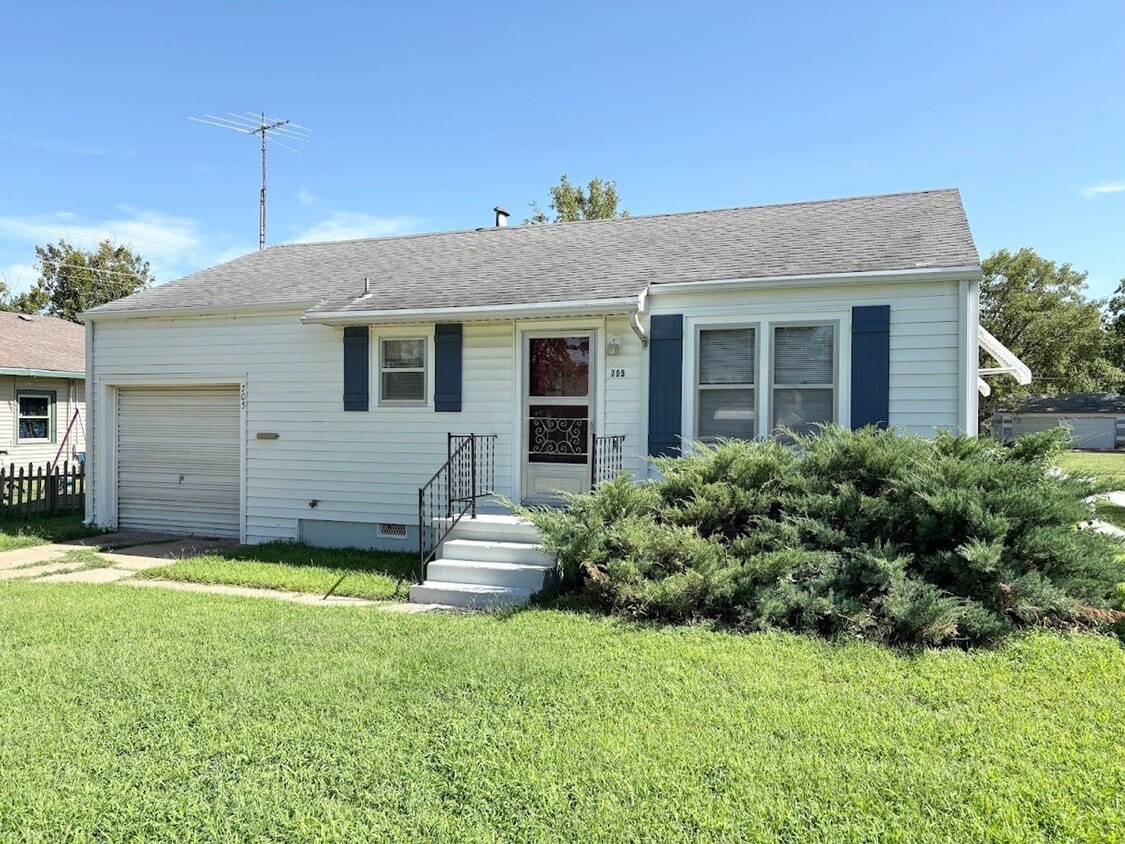 Primary Photo - 2 Bed 1 Bath House with Garage